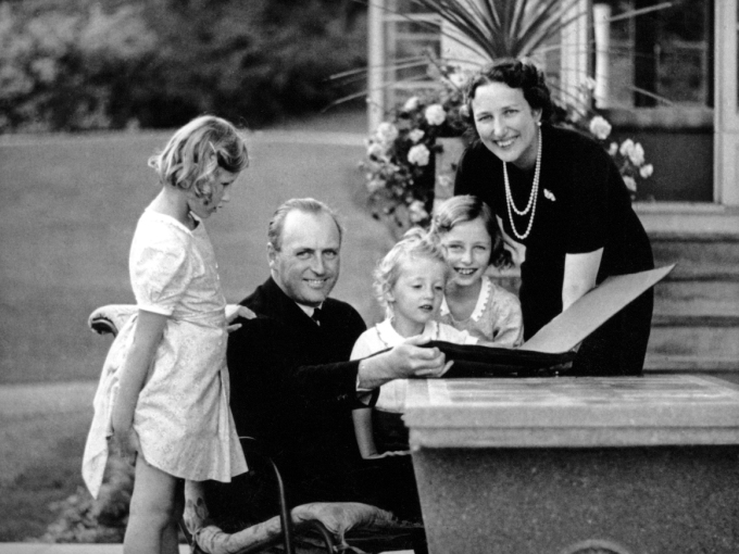 Kronprinsfamilien på Skaugum august 1939. Prinsesse Ragnhild nærmest Kronprinsesse Märtha. Foto: NTB
